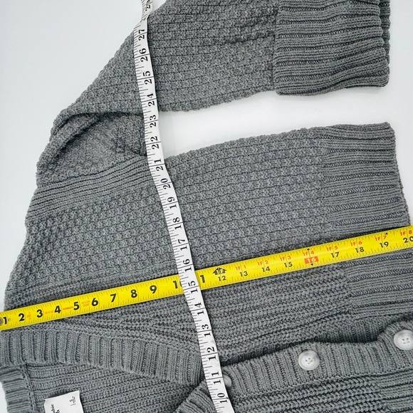 Abercrombie & Fitch Gray Chunky Knit Cropped Cardigan V Neck Button Sweater - Picture 12 of 12